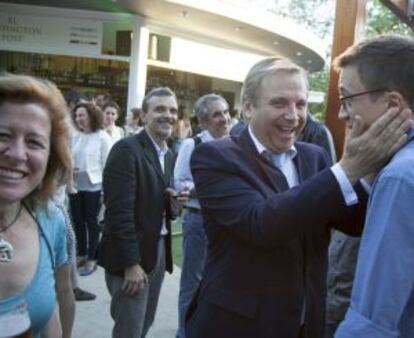 Carmona saluda a Errejón, con López de fondo y la responsable de Babelia, Berna González Harbour, en primer plano.