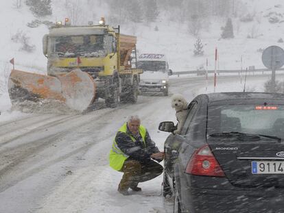 Tráfico aconseja llevar ropa de abrigo y un teléfono móvil con batería de recambio y, ante la posibilidad de quedar atrapado en la nieve, recomienda permanecer en el coche, con la calefacción puesta, renovando cada cierto tiempo el aire y vigilar que el tubo de escape no esté obstruido para evitar que los gases penetren en el interior del vehículo.