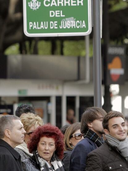 Juan Soto exhibe en las Cortes una foto con Consuelo Ciscar y Juan carlos Lledó, jaleando a Camps en el juicio de los trajes.