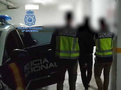 Agentes de la Policía Nacional detienen al autor de varios robos con fuerza en Coria del Río (Sevilla).