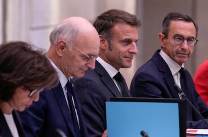 El presidente francés, Emmanuel Macron, junto al nuevo ministro de Justicia, Didier Migaud, y el nuevo ministro del Interior, Bruno Retailleau, durante la primera reunión semanal del Gabinete en el Elíseo, el lunes 23 de septiembre.