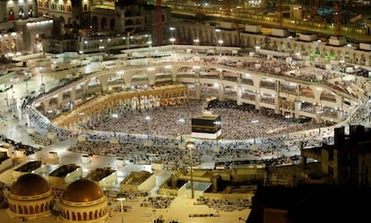 Peregrinos musulmanes rodean la Kaaba, la reliquia más sagrada del Islam, en la Gran Mezquita de La Meca.