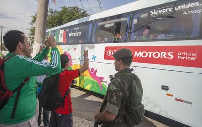 A chegada do ônibus do México ao centro de treinamento na última quarta, em Santos.