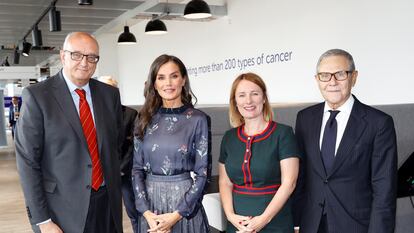 De izqda. a dcha. El presidente de la CRUK, Leszek Borysiewicz; la Reina Letizia; la directora ejecutiva de la CRUK, Michelle Mitchell y el presidente de la AECC, Ramón Reyes