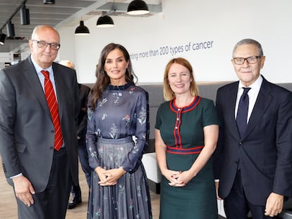 De izqda. a dcha. El presidente de la CRUK, Leszek Borysiewicz; la Reina Letizia; la directora ejecutiva de la CRUK, Michelle Mitchell y el presidente de la AECC, Ramón Reyes