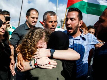 Ahed Tamimi abraça sua mãe após ser libertada, neste domingo, em Nabi Saleh (Cisjordânia).