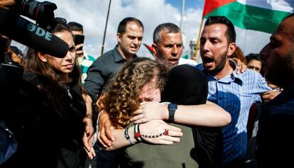 Ahed Tamimi abraça sua mãe após ser libertada, neste domingo, em Nabi Saleh (Cisjordânia).