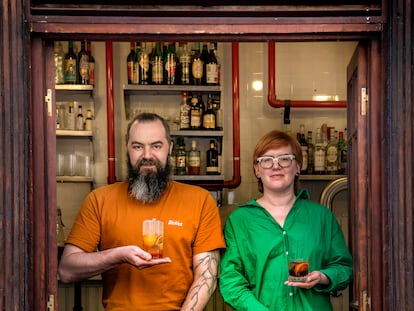 Gintas, a la izquierda, y Dovi posan en su bar, Savas, en Madrid.