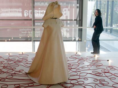 Vestido de novia de 1968 inspirado en las pinturas de Zurbarán que cierra la exposición.