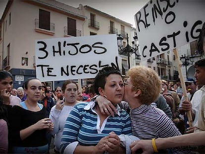 Elisa Llopis, esposa de Paco Martí, recibió ayer el apoyo de los manifestantes.