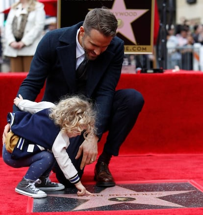 Ryan Reynolds y su hija mayor, James, obserban la nueva estrella del actor.