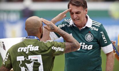 Felipe Melo bate continência para Bolsonaro em festa do título do Palmeiras.