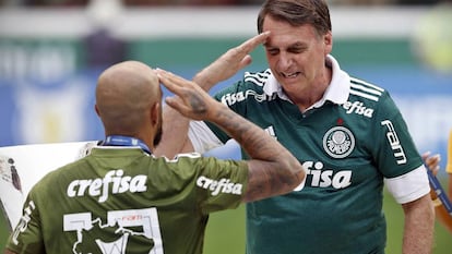Felipe Melo bate continência para Bolsonaro em festa do título do Palmeiras.