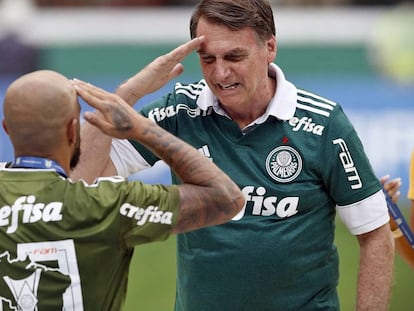 Felipe Melo bate continência para Bolsonaro em festa do título do Palmeiras.