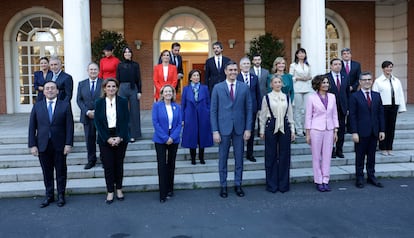 Pedro Sánchez, rodeado de los miembros de su Gobierno, en la tradicional foto de familia en las escalinatas del Palacio de La Moncloa. 