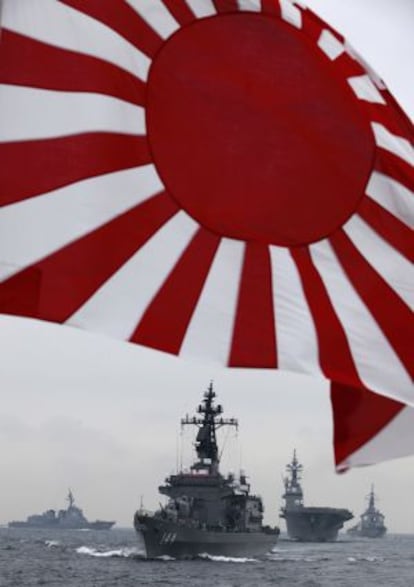 El buque de autodefensa japonés, Kurama, en la bahía de Sagami.