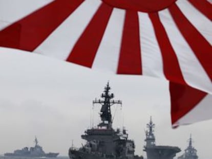 El buque de autodefensa japonés, Kurama, en la bahía de Sagami.