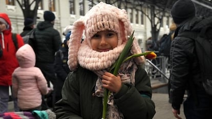 Personas que huyen de la invasión rusa evacuan a través de una estación de tren en Lviv, Ucrania, el 8 de marzo de 2022. 