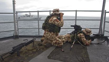 Infantes de Marina españoles, durante las maniobras conjuntas con fuerzas navales de Portugal, Marruecos y Argelia en el golfo de Cádiz.