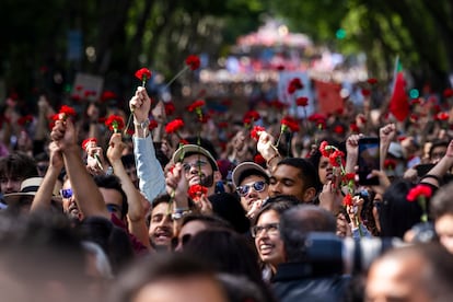 Miles de manifestantes recorrieron este viernes la avenida de la Libertad, en Lisboa, para celebrar los 51 años de la Revolución de los Claveles.
