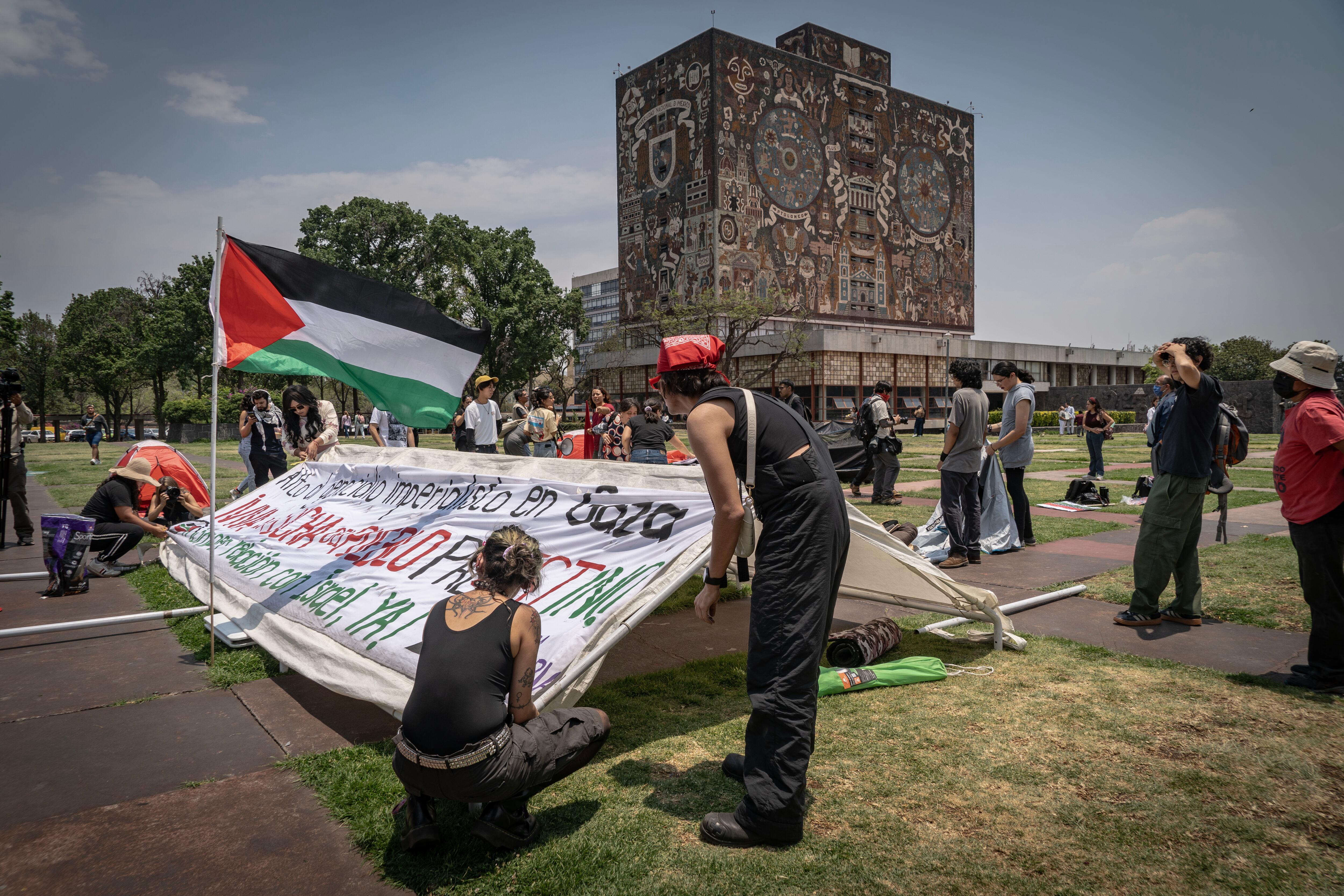 Manifestantes construyen una carpa, este 2 de mayo en la UNAM.
