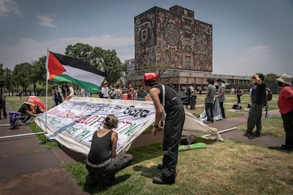 Manifestantes construyen una carpa, este 2 de mayo en la UNAM.