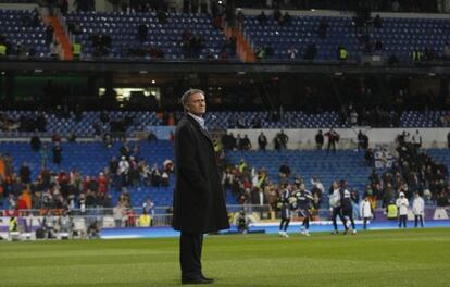 Mourinho en el cesped del Bernabéu el pasado sábado.