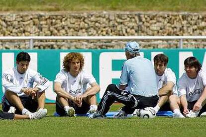 Los jugadores de Argentina atienden las instrucciones de Pekerman durante una sesión de trabajo.