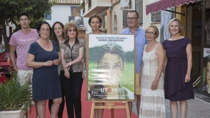 Residentes noruegos en Alfàs del Pi, ayer, con el cartel de la película 'Utoya'.