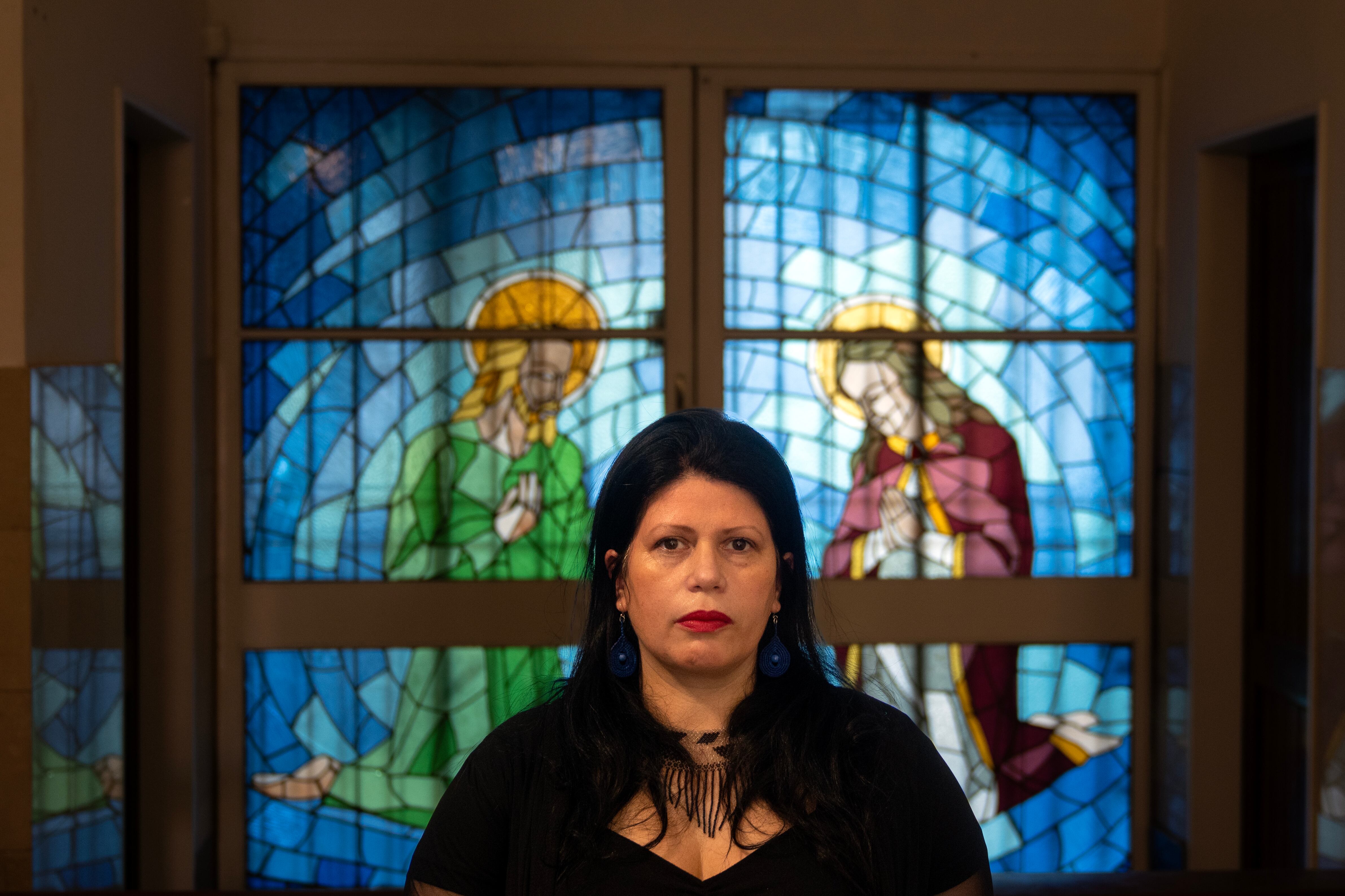 Dolores Reyes posa este abril frente a una vidriera en el interior de la iglesia de San Cayetano en el barrio de Liniers, ciudad de Buenos Aires.