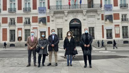 El alcalde de Parla, Ramón Jurado, en el centro, con parte de sus concejales y el portavoz de Sanidad del PSOE en la Asamblea de Madrid, José Manuel Freire, hoy ante la Puerta del Sol.