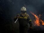 GRAF6524. CUALEDRO (OURENSE), 29/07/2020.- Un bombero realiza labores de extinción en el incendio forestal declarado este miércoles por la tarde en la localidad de Cualedro, en Ourense, que continúa avanzando sin control tras haber calcinado alrededor de trescientas hectáreas y ha obligado a desalojar núcleos de población cercanos por la proximidad del fuego a viviendas. EFE/ Brais Lorenzo