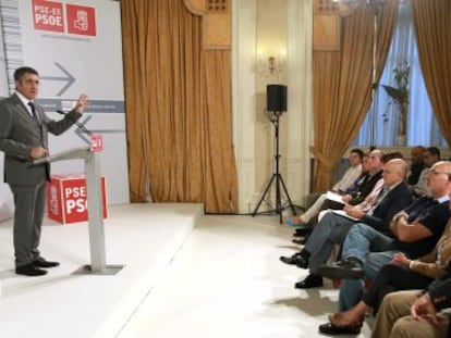 Patxi López se dirige a los asistentes al comité nacional del PSE-EE, en Bilbao.