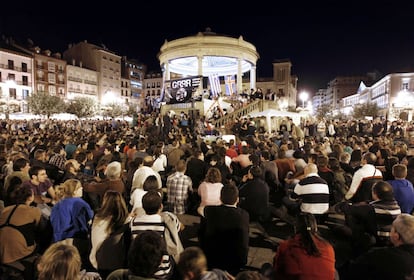 Cientos de personas asisten a la manifestaci&oacute;n que el movimiento 15M de Navarra celebr&oacute; por la noche una asamblea para terminar con la manifestaci&oacute;n por las calles de la capital navarra