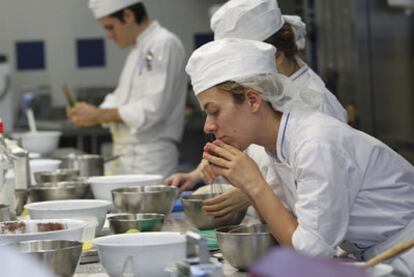 Una de las clases de repostería en Le Cordon Bleu Madrid.