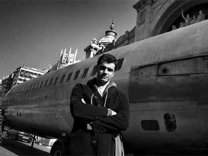El director del VEO, Toni Cantó, ayer, junto al DC-9 reconvertido en espacio cultural y aparcado en la plaza del Ayuntamiento de Valencia.