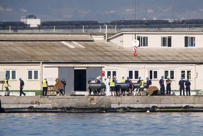 En la foto, militares y obreros asegurando para su carga un misil Tomahawk sacado del submarino nuclear en el Puerto de Gibraltar.