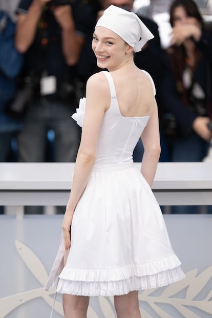 Hunter Schafer, recuperando el pañuelo en Cannes. En el photocall de Kinds Of Kindness en Cannes 2024, Hunter Schafer presentó un look de Prada inspirado en la colección Otoño/Invierno 2010, compuesto por un body blanco con volantes y una falda tipo delantal con volantes, que complementó con un pañuelo blanco en la cabeza, elemento central de aquella colección que combinaba la nostalgia con la modernidad. (Samir Hussein/WireImage)