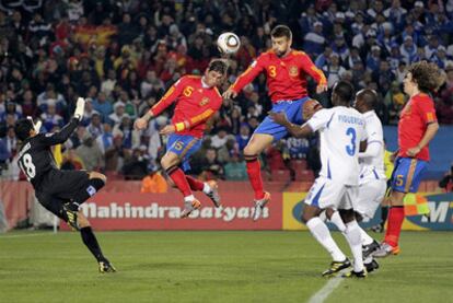 Ramos y Piqué intentan rematar de cabeza ante el portero hondureño, Valladares.