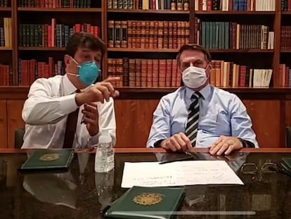 Bolsonaro faz transmissão no Facebook de máscara, após estar sendo monitorado por contato com infectado com coronavírus.
