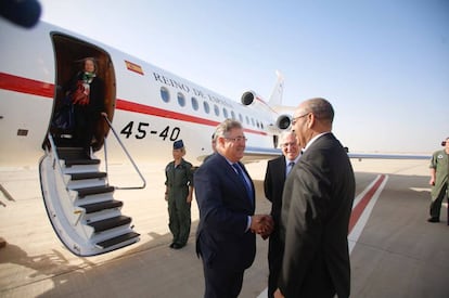 El Ministro del Interior, Juan Ignacio Zoido, saluda a su hom&oacute;logo, Ahmedou Ould-Abdallah, a su llegada a Mauritania. 