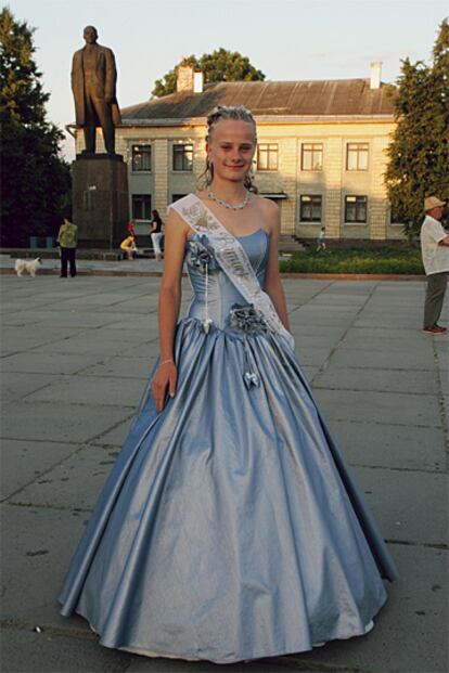 Una joven de Ivankok, ciudad situada en plena zona contaminada, vestida para su fiesta de graduación.