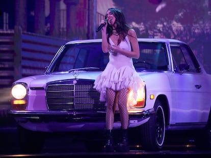 Olivia Rodrigo, una de las triunfadoras de la noche, durante su interpretación en los premios Grammy.