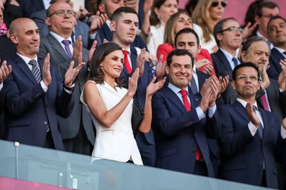 La reina Letizia junto al presidente de la Junta de Andalucía, Juanma Moreno, y el presidente de la Federación de Fútbol Española, Luis Rubiales, aplauden a su llegada al estadio Nuevo Los Cármenes de Granada, para asistir a la final del torneo de la Copa de la Reina de fútbol que el Atlético de Madrid y la Real Sociedad.
