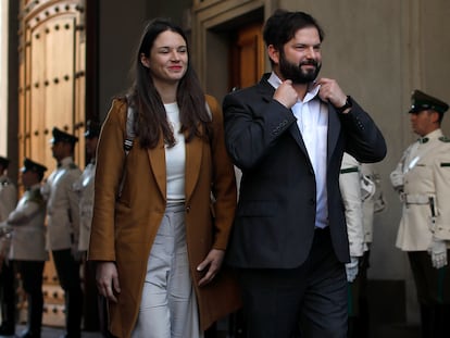 El presidente de Chile, Gabriel Boric, junto a la primera dama, Irina Karamanos en La Moneda, Santiago.