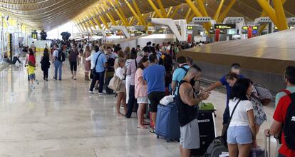 Viajeros en la zona de salidas de la T4, en el aeropuerto Adolfo Su&aacute;rez Madrid-Barajas.