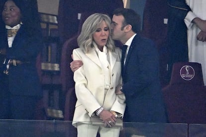 El presidente de Francia, Emmanuel Macron, besa a su esposa Brigitte Macron.