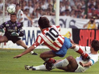 Futre marca ante Chendo y Buyo el segundo gol de la final de la Copa del Rey de 1992, que el Atlético ganó 2-0 al Madrid en el Bernabéu