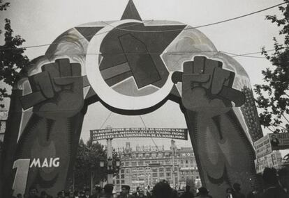 Monument a la festivitat del Primer de Maig de 1937 ubicat a la plaça de Catalunya tocant la Rambla realitzat pels dibuixants afiliants al PSUC.