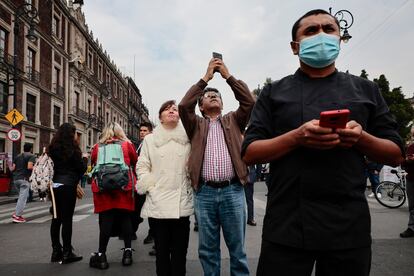 Un grupo de personas en los alrededores del Zócalo de Ciudad de México, tras el sismo del pasado 7 de diciembre.